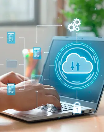 L'homme utilise la technologie de l'informatique en nuage sur son ordinateur portable pour la transmission, le stockage et l'extraction de données.